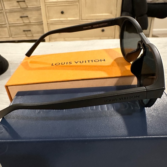 Louis Vuitton Waimea Round Sunglasses - Picture 4 of 11